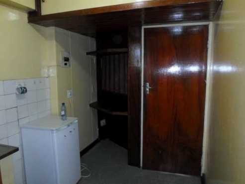 Braamfontein open plan bachelor flat to let on Simmonds Street R2482