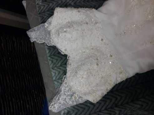 Brand new beaded sweatheart wedding dress, Size 8 Petite