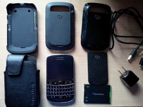 Brand new Blackberry bold 9900.. Plus Accessories.. Black and white.. Mnit