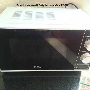 BRAND NEW SMALL DEFY MICROWAVE