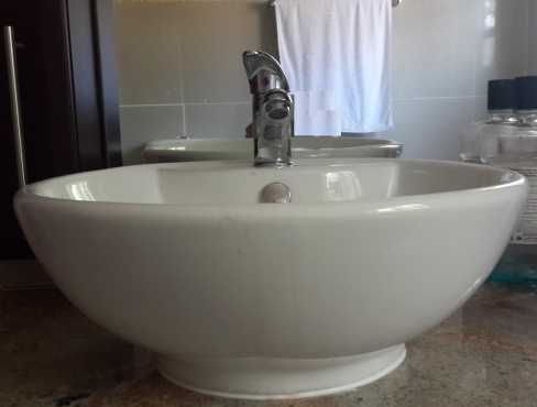 Brand new white Basin in perfect condition for sale