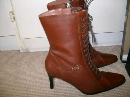 BROWN FROGGIE LEATHER BOOTS