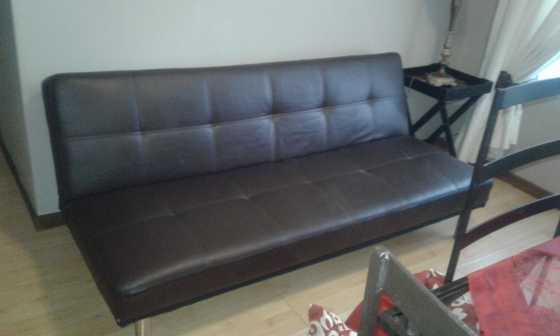 Brown leather sleeping coucgh in exellent condisio