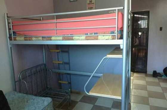 Bunk bed met lessenaar