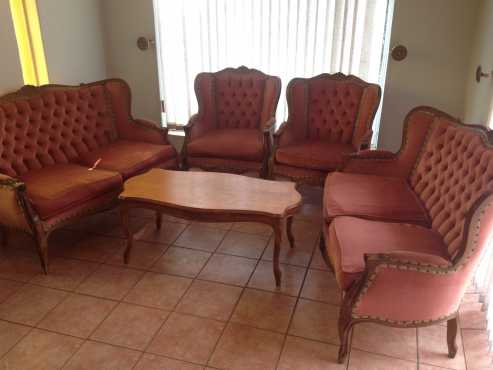 Button back Victorian lounge suite with coffee table