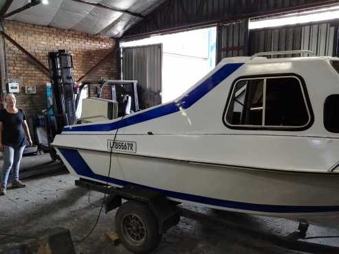 Cabin cruiser boat