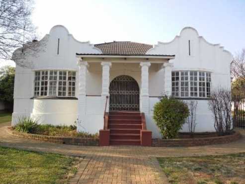 CAPE DUTCH STYLE HOUSE WITH RAISED VERANDA LOOKING ONTO SIZABLE FRONT LAWN FOR SALE IN FLORIDA