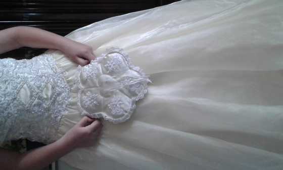 Champagne trourok met ringkussing en veil