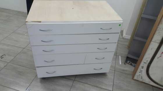 chest of drawers