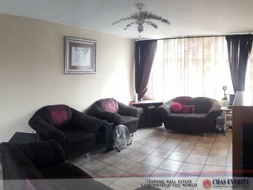 Chic and Spacious fully tiled 1  Bedroom flat in Wonderboom South