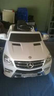 Child car Mercedes Benz battery operated with temote and charger.