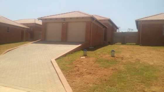 Classy 3 Bed 2 Bath houses to let in Olivenhoutbosch