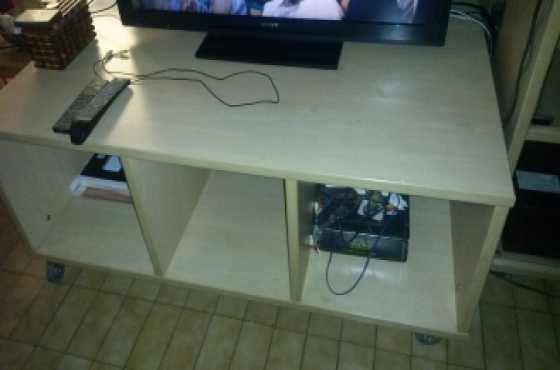 Coffee table amp Stand (2 x items)