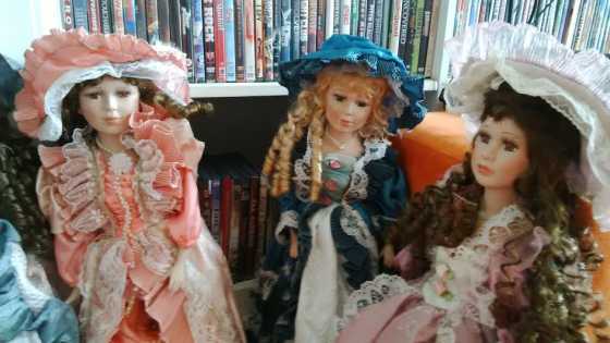 COLLECTORS  ITEMS   -   PORCELAIN DOLLS