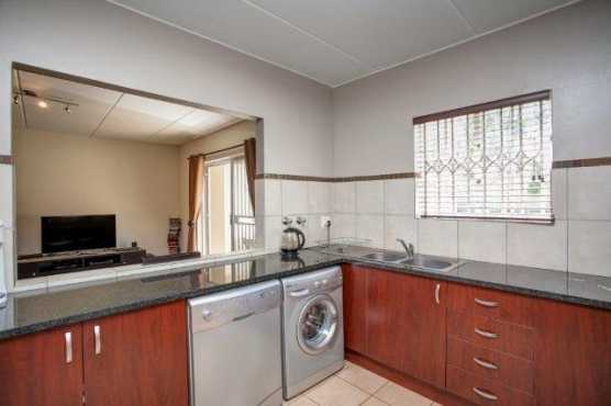 Contemporary 3 Bedroom Townhouse in Ruimsig Estate, a true must see