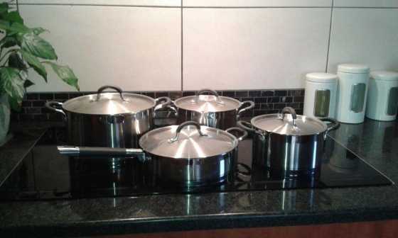 COOKWARE SET.  HOME 8 PIECE GERMAN COLLECTION COOKWARE SET WITH COOL TOUCH