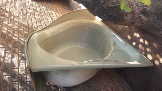 corner bath and basin for sale