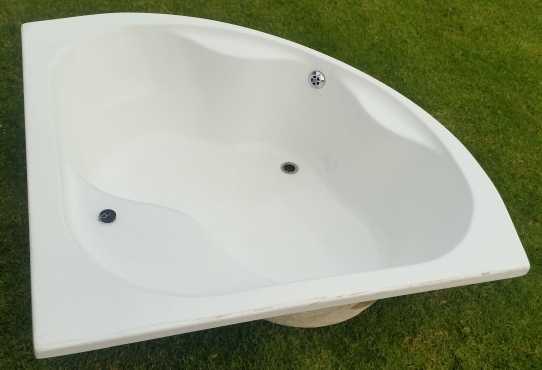 Corner Bath White