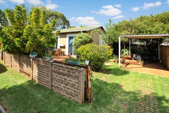 Cosy Townhouse in Secure Estate in Fairlands to Rent   it039s own Private Yard and Driveway.