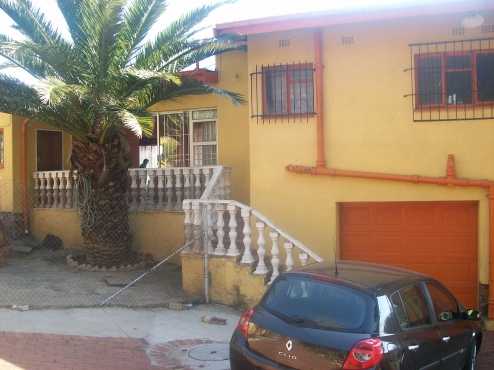 COUNTRY STYLE, VILLA 3 BED-ROOMED HOUSE, BEAUTIFUL GARDEN, VERY CENTRAL