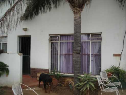 DASPOORT. HOUSE AND FLAT FOR SALE WITH 3 LOCK UP GARAGES.