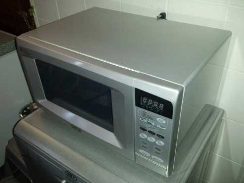 DEFY Microwave 1000W