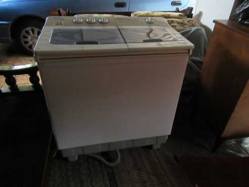 Defy Twinmaid 800 Twintub washing machine in excellent condition.