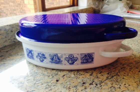 Delft BlueWhite Enamel Roasting Pan with lid.