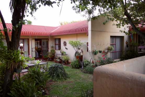 Delightful 3-bedroom townhouse with manicured private garden in the heart of Centurion