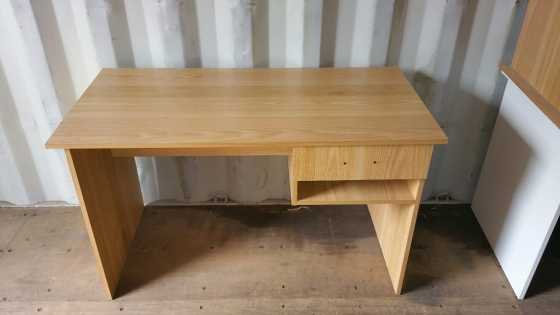 Desk in light oak melamine finish