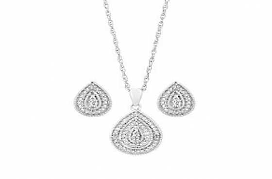 DIAMOND Earring and chain with Diamond pendant set