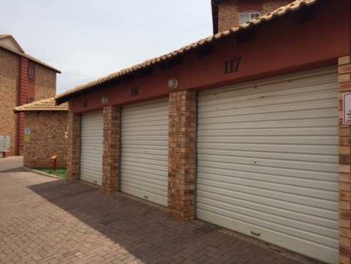 Die Hoewes- 2 bedroom flat across from Supersport Park