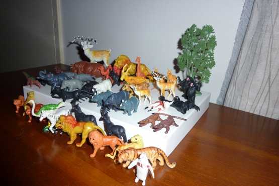 DIFFERENT PLASTIC ANIMAL TOYS IN A SET