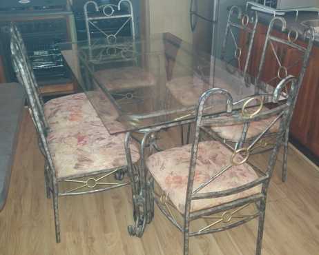 Diningroom set for sale sit 6 for R 1500.00