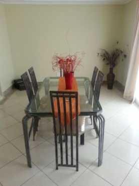 Diningroom table and chairs