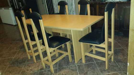 Diningroom table and chairs for sale