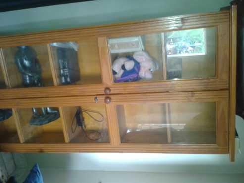 Display cupboard with glass