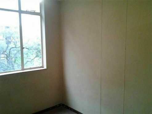 Doornfontein 1Bedroom, bathroom, kitchen, lounge flat to let for R2500 available imm