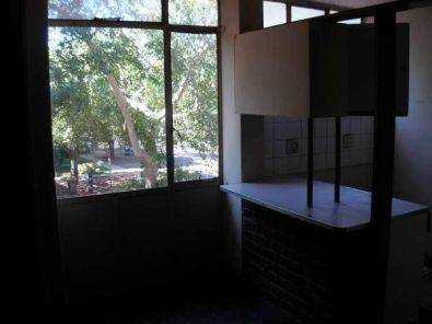 Doornfontein open plan bachelor flat to let