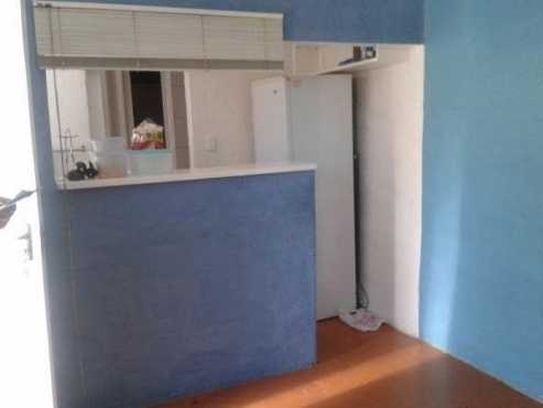 Doornfontein open plan bachelor flat to let for R1700 excl water, pre-paid electricity