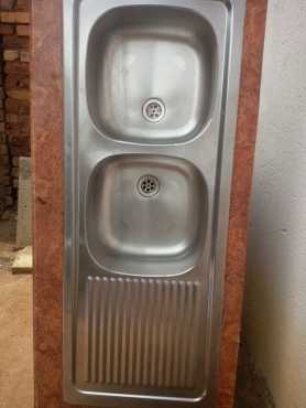 Double Dishwashing sink, used but still in a excellent condition