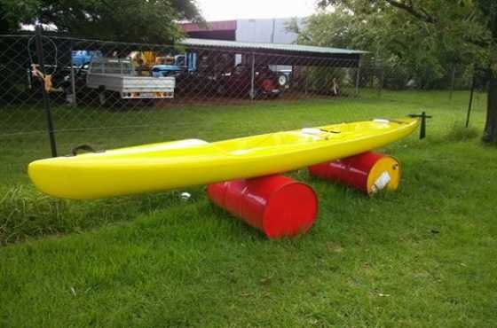 Double kayak met steering feet paddles