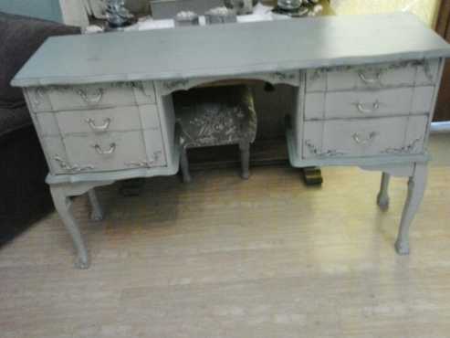 Dressing table or bathroom table