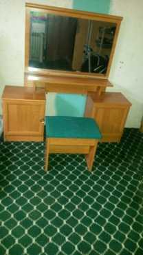 dressing table with chairspeelkas