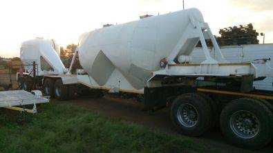 Drybulk trailer with double axle pup