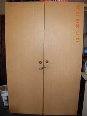 Dubbel deur Hangkas Cupboard Neg R1600