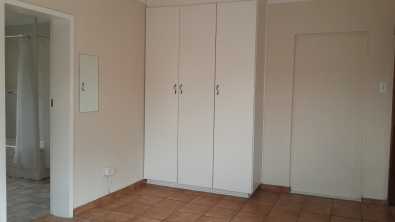 Een slaapkamer woonstel in goeie stil area, SW1 Vanderbijlpark