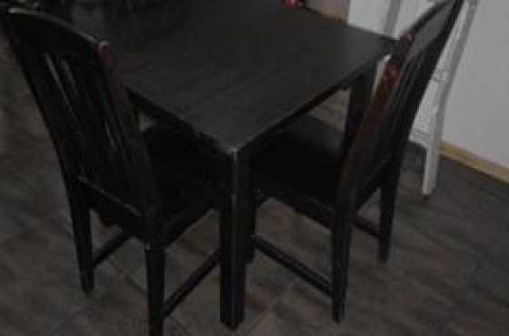 Eetkamer tafel en 4 stoele te koop