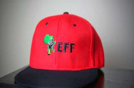 EFF Snap Back Cap red amp White