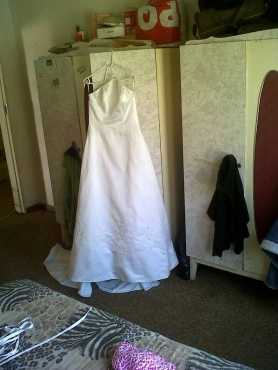 Elegant wedding dress for sale